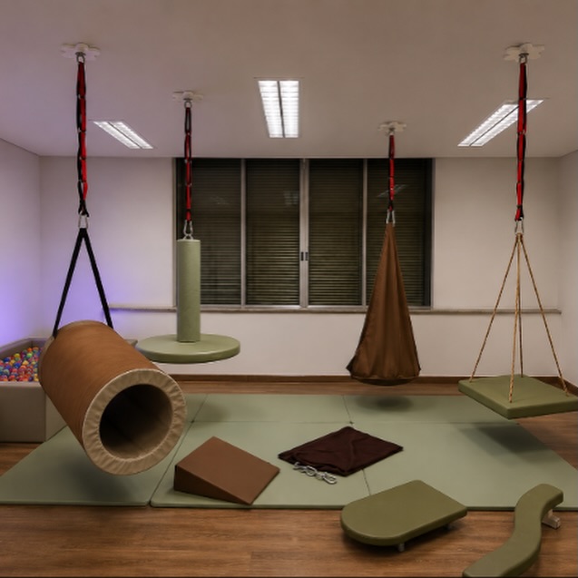Sala de integração sensorial com balanços terapêuticos